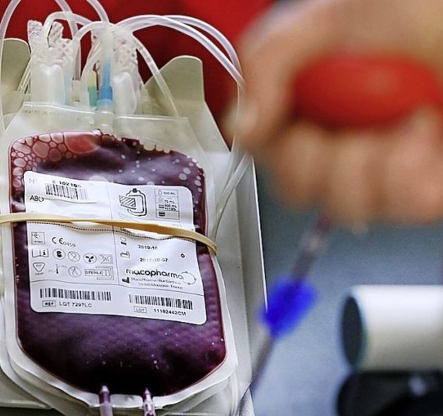Um Blutspenden (Symbolbild) bittet das...chts der angespannten Versorgungslage.  | Foto: Bernd Wstneck (dpa)