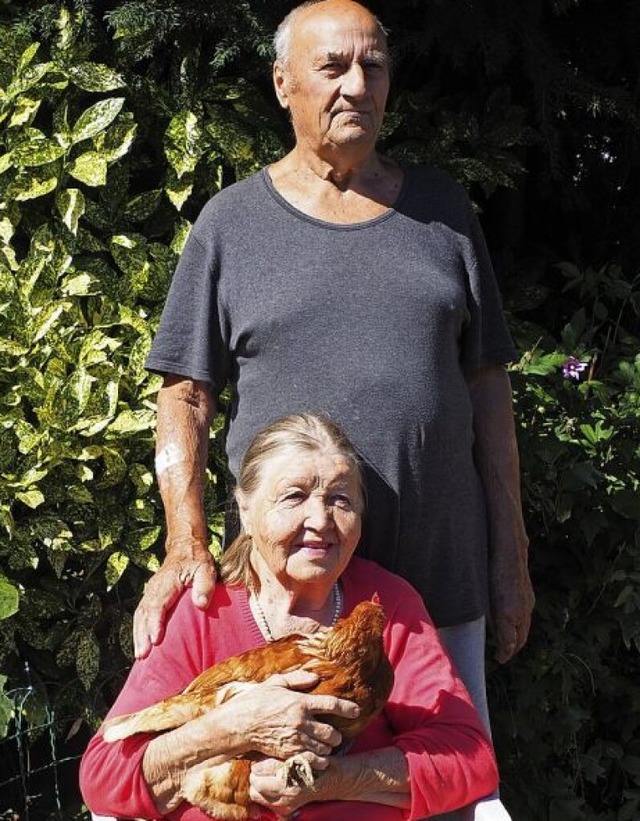 Ella und Gerhard Reif halten Hhner im eigenen Garten.   | Foto: Herbert Frey