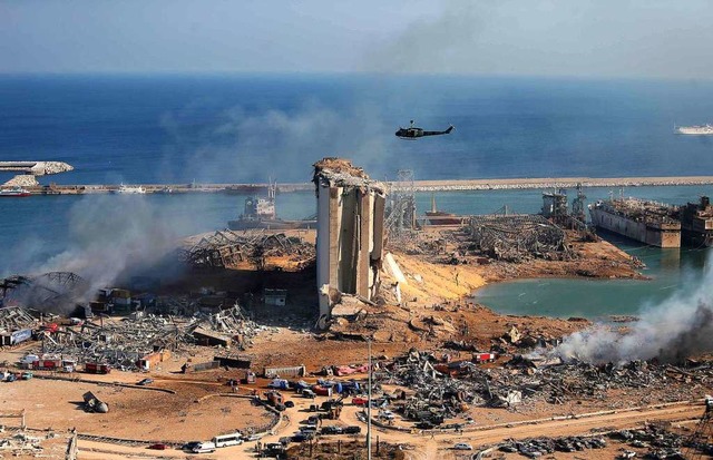 Blick auf den Hafen von Beirut am Mittwoch, dem Tag nach der Katastrophe  | Foto: STR (AFP)