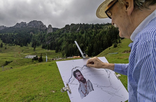 Der passionierte Maler Eckart Steinberger vor der Kampenwand  | Foto: Peter Kneffel (dpa)