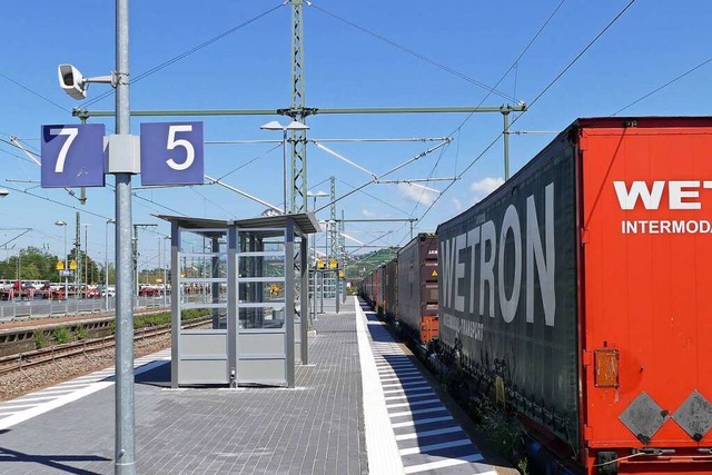 Der Bahnsteig drei am Bahnhalt Weil am...n auch vier Wartehuschen aufgestellt.  | Foto: herbert Frey