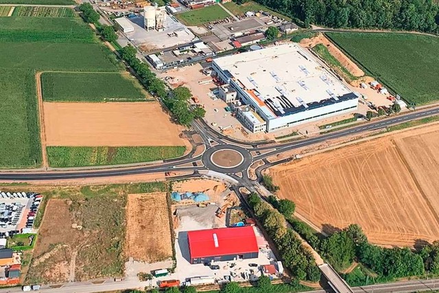 Nicht nur der Kreisverkehr ist neu &#8... Kreisels) sind  an der B3 entstanden.  | Foto: Arno Breitenfeld