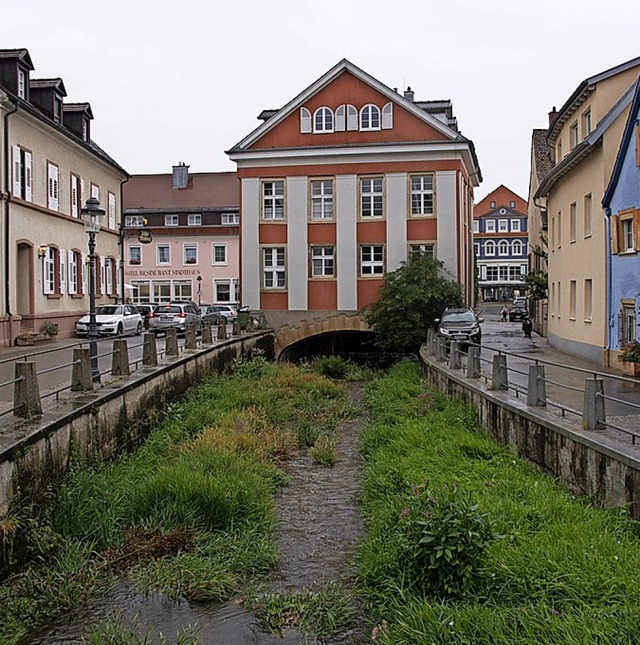 Die nrdliche Ufermauer (rechts) am Kl...egenberliegenden Seite erhht werden.  | Foto: Volker Mnch