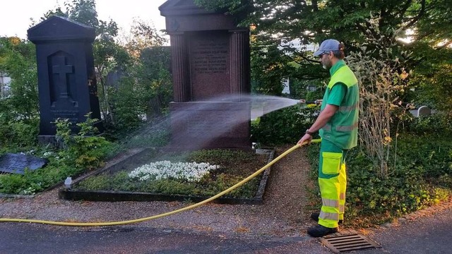 Das Bewssern von Bumen, intensiv gen... Stadtgrtnerei dieser Tage Prioritt.  | Foto: Kanton Basel-Stadt