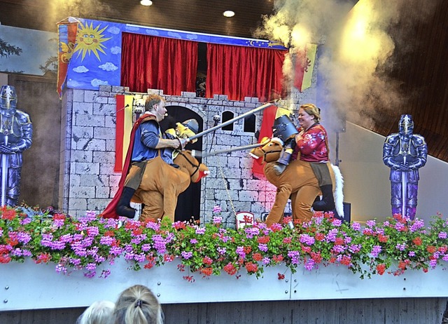 Wildes Kampfgetmmel beim Ritterturnie...nke vom Puppentheater Kinderkram vor.   | Foto: Christiane Sahli