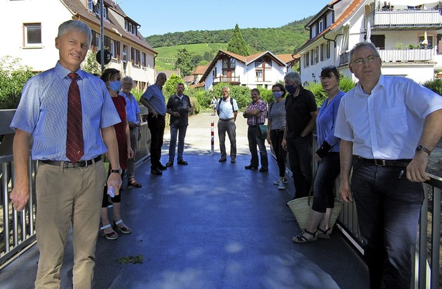 Brgermeister Michael Benitz (links) u... wieder freigegebenen, neuen Jgersteg  | Foto: Stadt Staufen