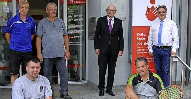 Hinten von links: Jochen Schauer und K...artin Eckert und rechts Thomas Aberle   | Foto: bz