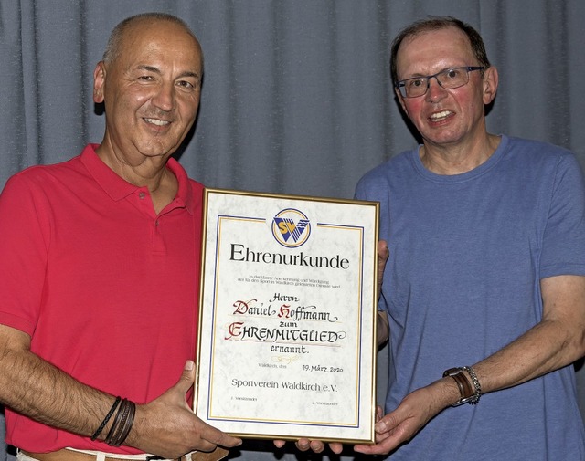 Daniel Hoffmann (links) wurde durch de...hirmeister zum Ehrenmitglied ernannt.   | Foto: Helmut Rothermel