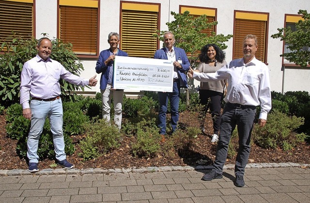 Scheckbergabe mit Jrg Heinig (von li...er, Elif nal und Wolfgang Hasselmann   | Foto: Petra Wunderle