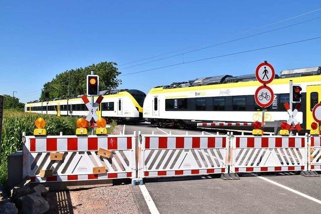 Radler und Fugnger drfen Bahnbergang Glnzerweg in Ihringen passieren