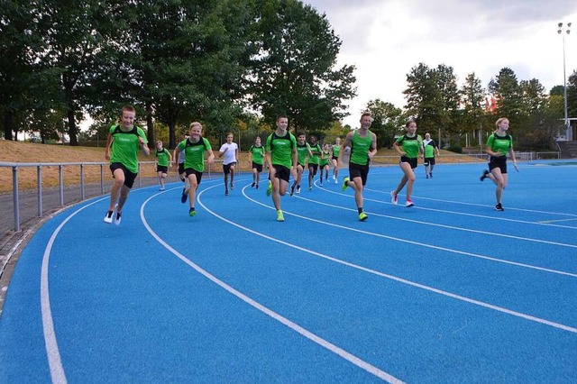 Die Leichtathleten wrmen sich auf: Mi... im Europastadion wieder mehr Betrieb.  | Foto: Horatio Gollin