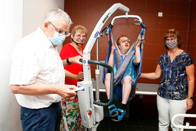 Heinz Kuhn (von links), Jutta Pagel-St...nehmen die neue Anlage in Augenschein.  | Foto: Heidi Fel