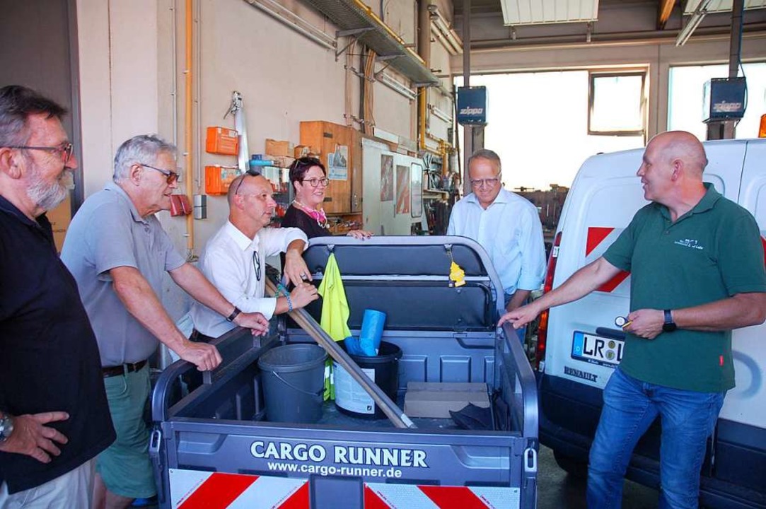 BGL-Betriebsleiter Herbert Schneider (...bandes den neuen Dreirad-Cargo Runner.  | Foto: Wolfgang Beck