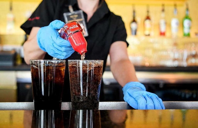 Die Lage der Gastronomie ist auch in d...sler Kantonen coronabedingt schwierig.  | Foto: Britta Pedersen (dpa)