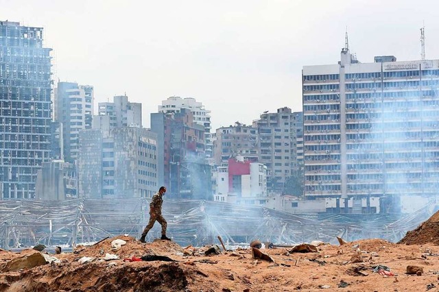In Beirut hatte eine heftige Detonatio...entrum in Scherben und Trmmer gelegt.  | Foto: Thibault Camus (dpa)