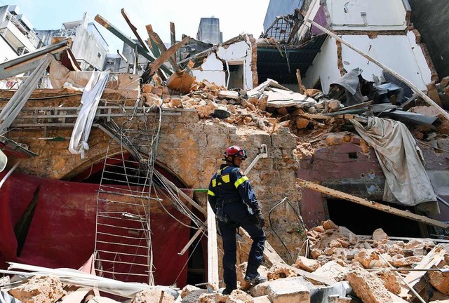 Eine verheerende Explosion mitten in B.... Die halbe Stadt ist ein Trmmerfeld.  | Foto: - (AFP)