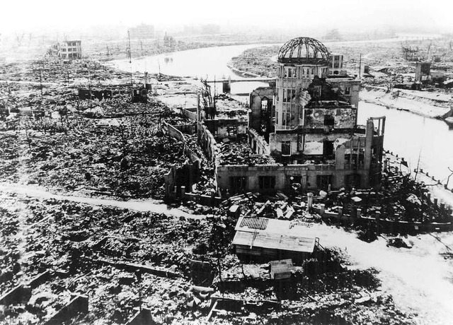 Ein Blick auf die zerstrte Stadt Hiro...nach dem Atombombenabwurf im Jahr 1945  | Foto: epa (dpa)