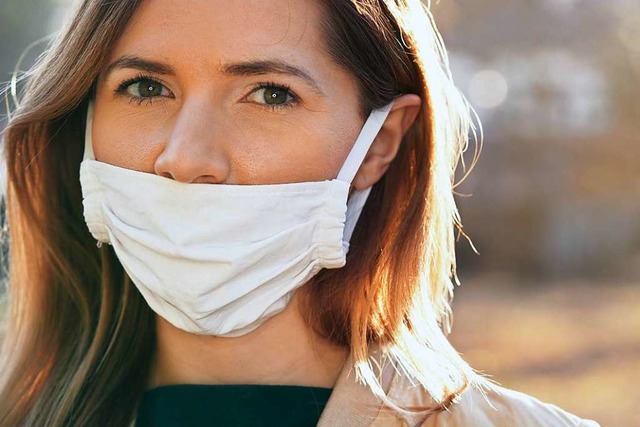 So bitte nicht: Die Nase muss beim Maskentragen bedeckt sein (Symbolbild).  | Foto: Lubo Ivanko (Adobe Stock)