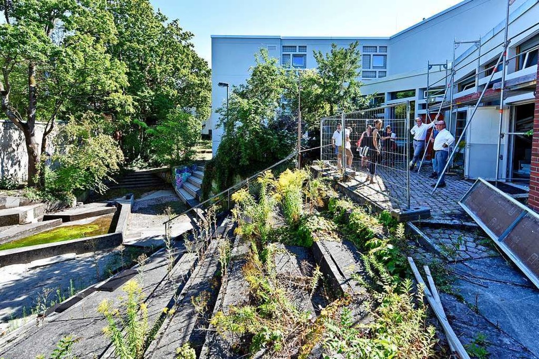 Zuletzt wird, wie vom Denkmalamt gefor... verkrautete Auenbereich neu gemacht.  | Foto: Michael Bamberger