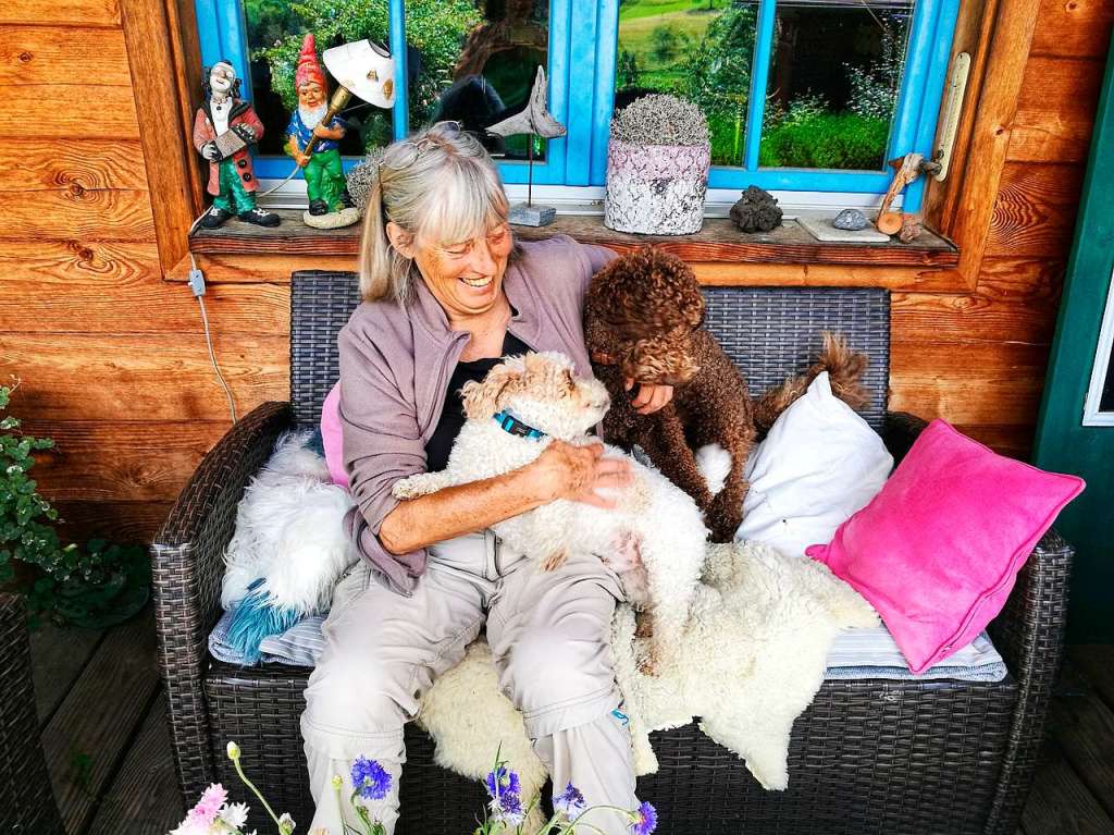 Jutta Schneider: Meine Hundefreundin Jutta und die beiden Vierbeiner Tom und Teddy fhlen sich pudelwohl auf dem Sofa auf der Terrasse bei mir in Malsburg.