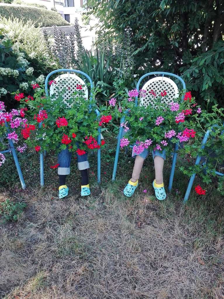 Dietmar Hbler: Anbei ein Foto aus unserem Garten, wo wir vor zwei Wochen als Blickfang diese Installation gemacht haben.