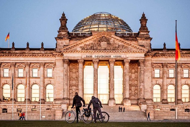 Fahrradfahrer vor dem Bundestag (im Mrz)  | Foto: Carsten Koall (dpa)