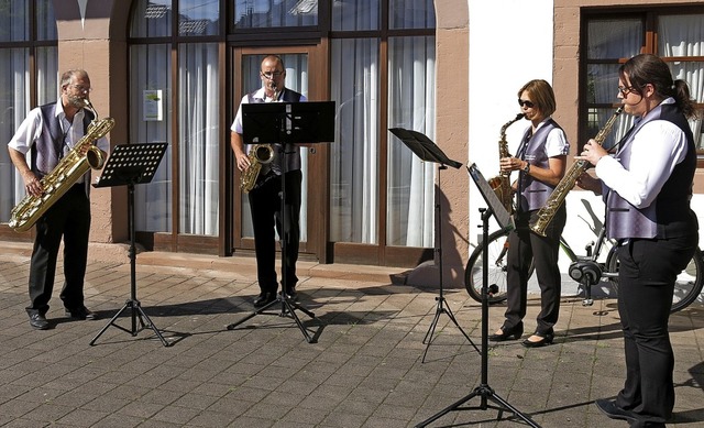 Das Saxophonensemble der Stadtmusik um...n Pannek umrahmte die Feierlichkeiten.  | Foto: Georg Vo