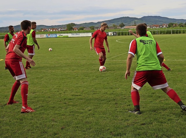 Mit einem internen Trainingsspiel stel...eue Mannschaft des SV Gndlingen vor.   | Foto: Christine Weirich