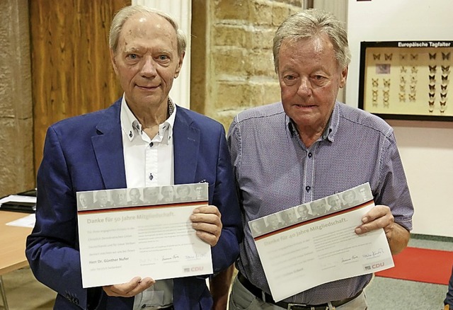 Gnther Nufer (links) und, Jochen Ecke...jahrzehntelange Mitgliedschaft geehrt.  | Foto: Michael Gottstein
