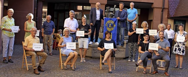 Vertreter vom Lions Club Waldkirch-Elz...26400 Euro wurden insgesamt verteilt.   | Foto: Bernd Fackler