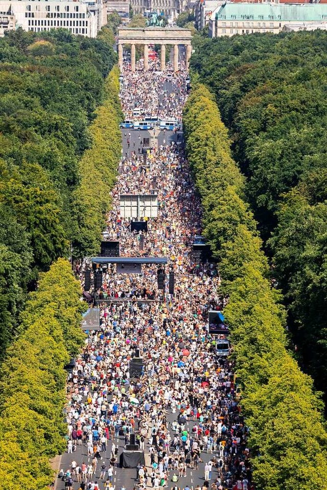 Die Corona-Demonstration am 1. August ...ck der Strae des 17. Juni in Berlin.  | Foto: Christoph Soeder