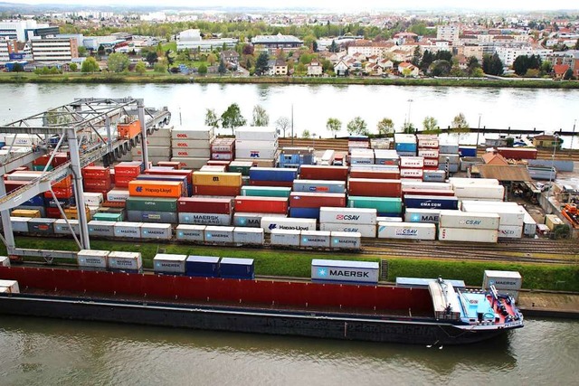 Derzeit erfolgt der Containerumschlag ...schen dem Rhein und dem Hafenbecken 1.  | Foto: Rolf Reimann