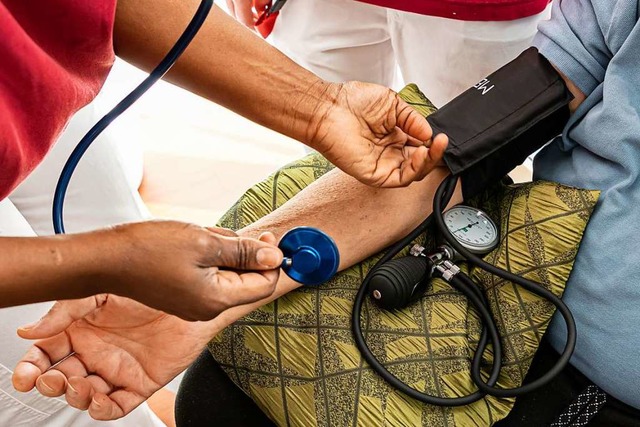 Blutdruckmessen gehrt zu den Aufgaben...gekrfte der Sozialstation bernehmen.  | Foto: Hubert Gemmert