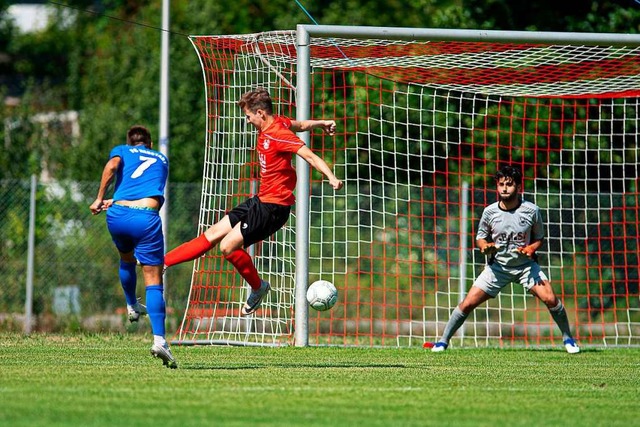 Sime Fantov erzielt mit einem satten S...Neustadt beim Pokalspiel in Geisingen.  | Foto: Wolfgang Scheu