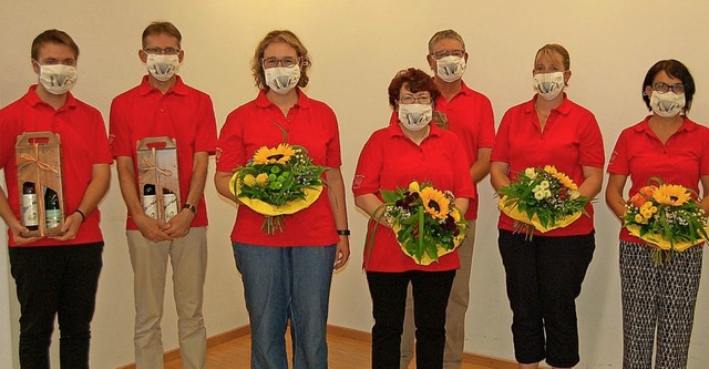 Blumen und Wein erhielten die bisherigen AC-Vorstandsmitglieder.  | Foto: Christian Ringwald