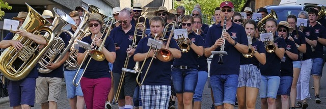 In Viererformation und mit gebotenem S...in flingen am Samstag durch das Dorf.  | Foto: Michael Gottstein