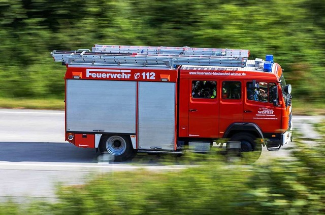 Insgesamt 26 Feuerwehrleute waren bei dem Brand im Einsatz. (Symbolbild)  | Foto: Jens Bttner (dpa)