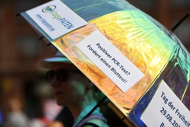 Ein Sonnenschirm mit Parolen trgt ein...Kundgebung in Dortmund mit sich herum.  | Foto: INA FASSBENDER (AFP)