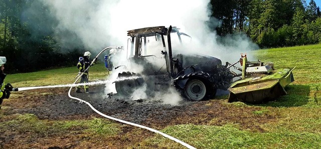 Bei Mharbeiten war ein Traktor aus bi...r Ursache pltzlich in Brand geraten.   | Foto: Berthold Meier