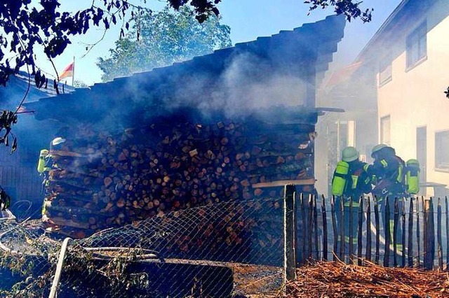 Flammen eines Schuppenbrandes sprangen...ehr Offenburg hatte einen Groeinsatz.  | Foto: Feuerwehr Offenburg
