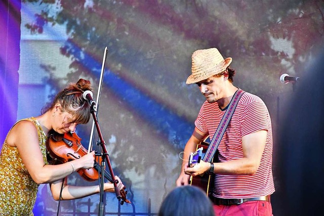 Ben Meech (rechts) und  Kilya Vogel-Buira beim Kultursommer im Nellie Nashorn.  | Foto: Barbara Ruda