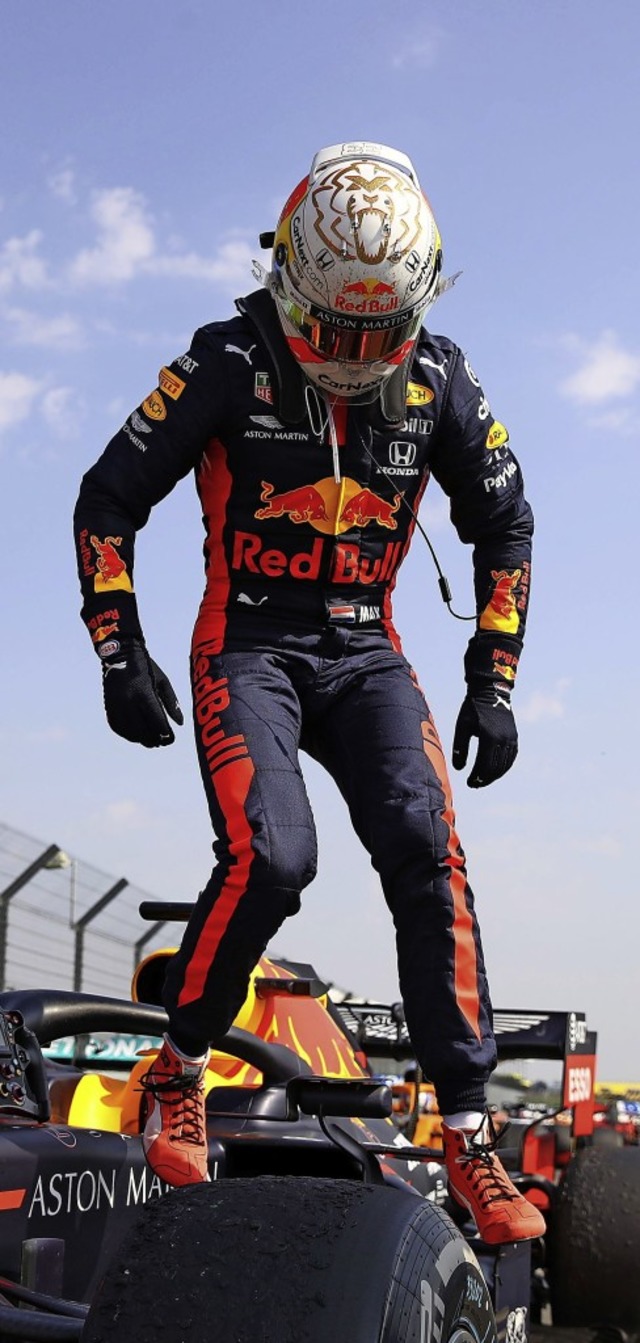 Die Erstbesteigung des Siegerautos in ...stappen auf seinem Red-Bull-Rennwagen   | Foto: BRYN LENNON (AFP)