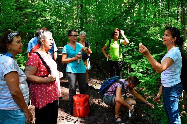 Bei der Wanderung mit Anja Kaiser (rechts) gab es viel zu entdecken.  | Foto: Heinz und Monika Vollmar