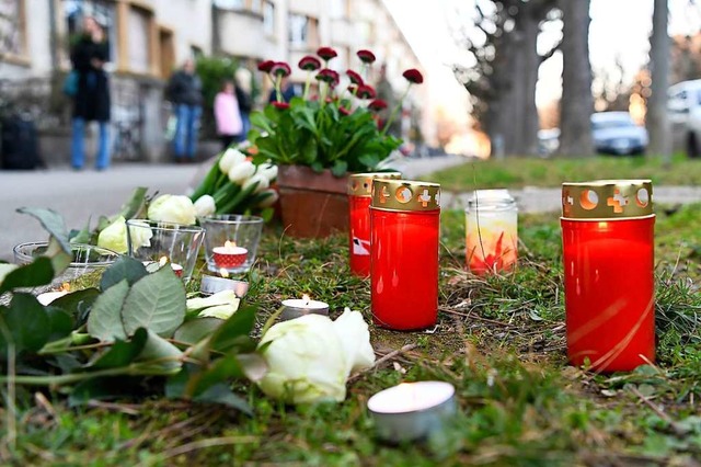 Blumen und Kerzen stehen am Tatort, an...iger Opfer eines Ttungsdelikts wurde.  | Foto: Georgios Kefalas (dpa)