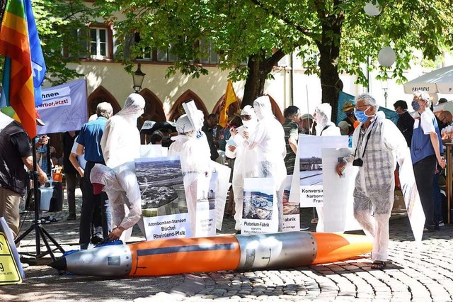 Auch auf dem Freiburger Rathausplatz d...rten Atomkraftgegner gegen Atomwaffen.  | Foto: Rita Eggstein