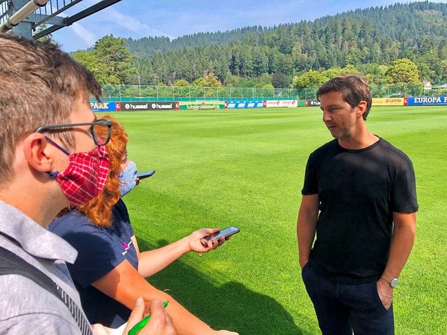 SC-Sportvorstand Jochen Saier beim Interview zum Saisonauftakt  | Foto: Joachim Rderer