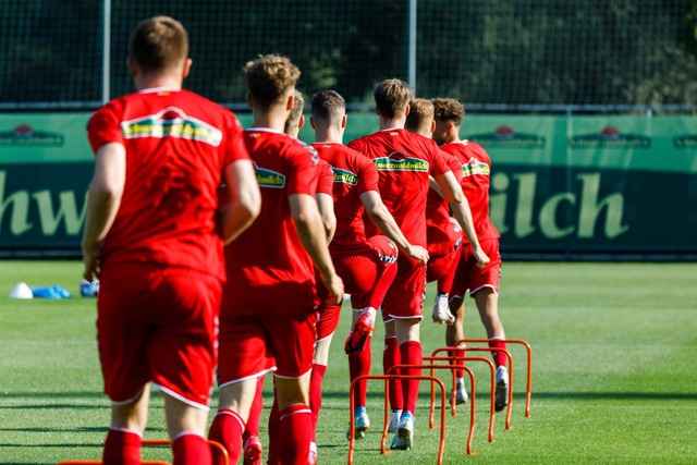 Am ersten Training  nahmen 25 Profis und vier U-23-Spieler teil  | Foto: Philipp von Ditfurth (dpa)