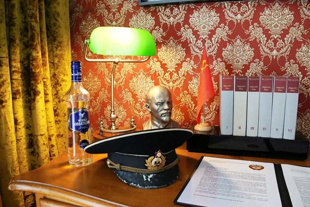 Wodka, Lenin-Bste: Ein Zimmer soll an die Sowjet-Botschaft erinnern.  | Foto: Steve Przybilla