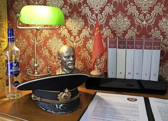Wodka, Lenin-Bste: Ein Zimmer soll an die Sowjet-Botschaft erinnern.  | Foto: Steve Przybilla