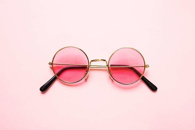 Die rosarote Brille: Das Glckshormon ...t uns offener, wenn wir verliebt sind.  | Foto: Rawf8